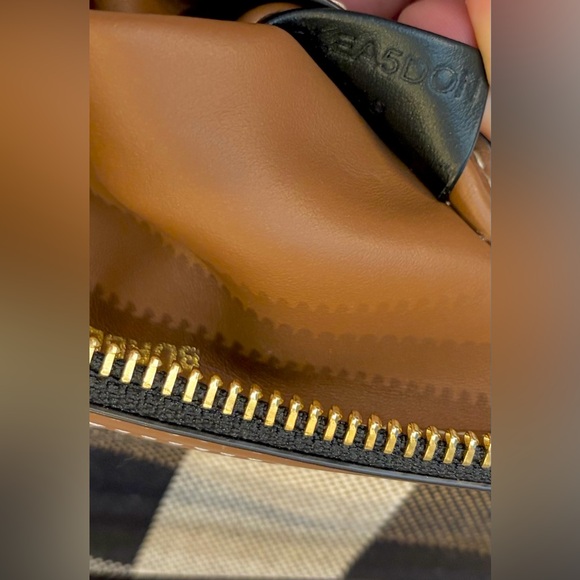 🖤🤎NWT BURBERRY TAUPE BROWN/BLACK CHECK CANVAS WRISTLET🤎🖤
SCENTED WATER INCLUDED - Picture 8 of 12